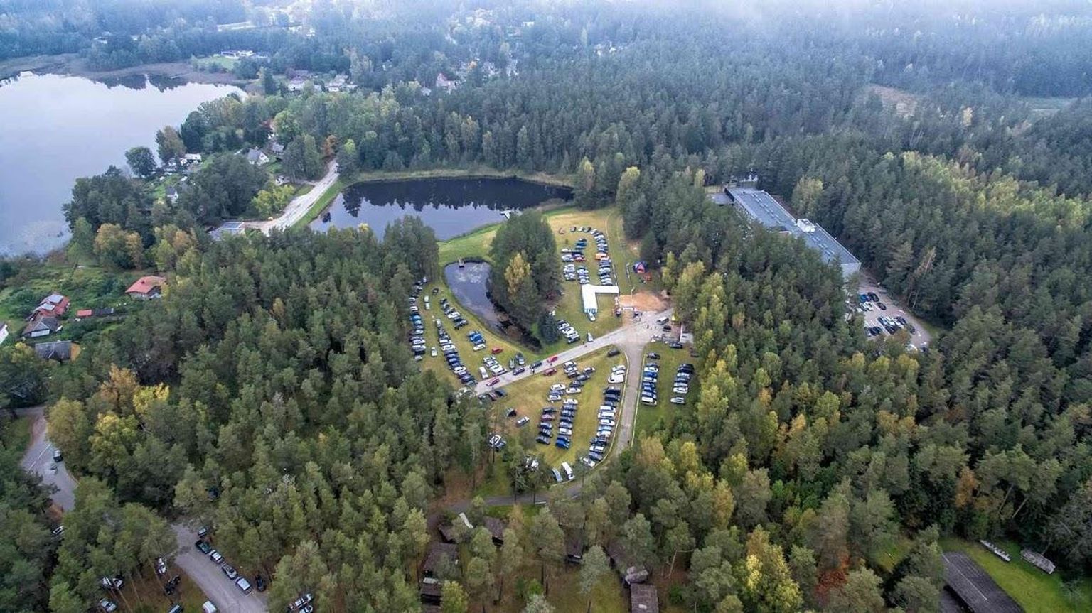 Kubija hotell-loodusspaa (paremal) asub praegu metsa sees, mida külastajad omaniku Aigar Pindmaa sõnul sageli eraldi väärtusena välja toovad.