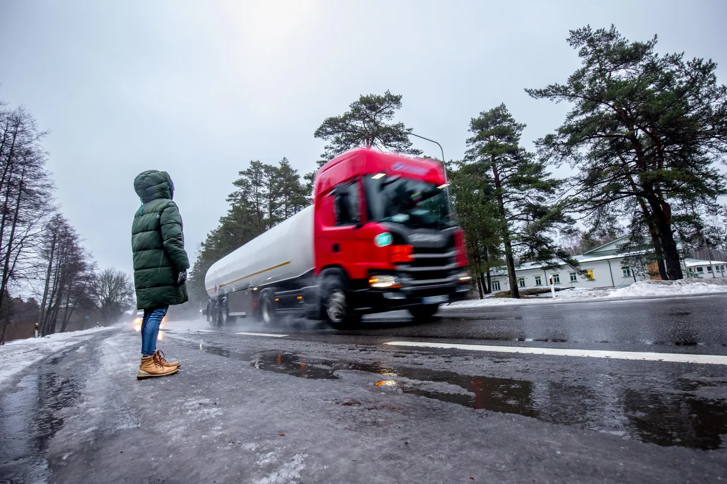 Täiskasvanulegi on maantee ületamine Võistes küllalt keeruline, sest liiklus on Via Baltical tihe ja suurte veokite möödumisega kaasneb selline tuulepööris, mis võib väiksema kehakaaluga lapse pikaligi paisata.