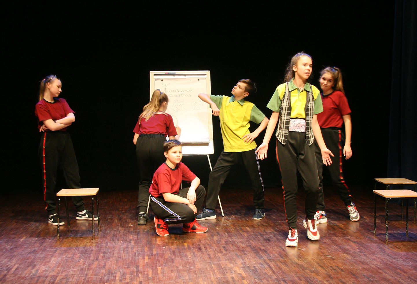 Sillamäe Vanalinna kooli  õpilased võlusid publikut mitte pelgalt oma näitlemisoskuse, vaid ka musikaalsuse ja lavalise liikumisega.