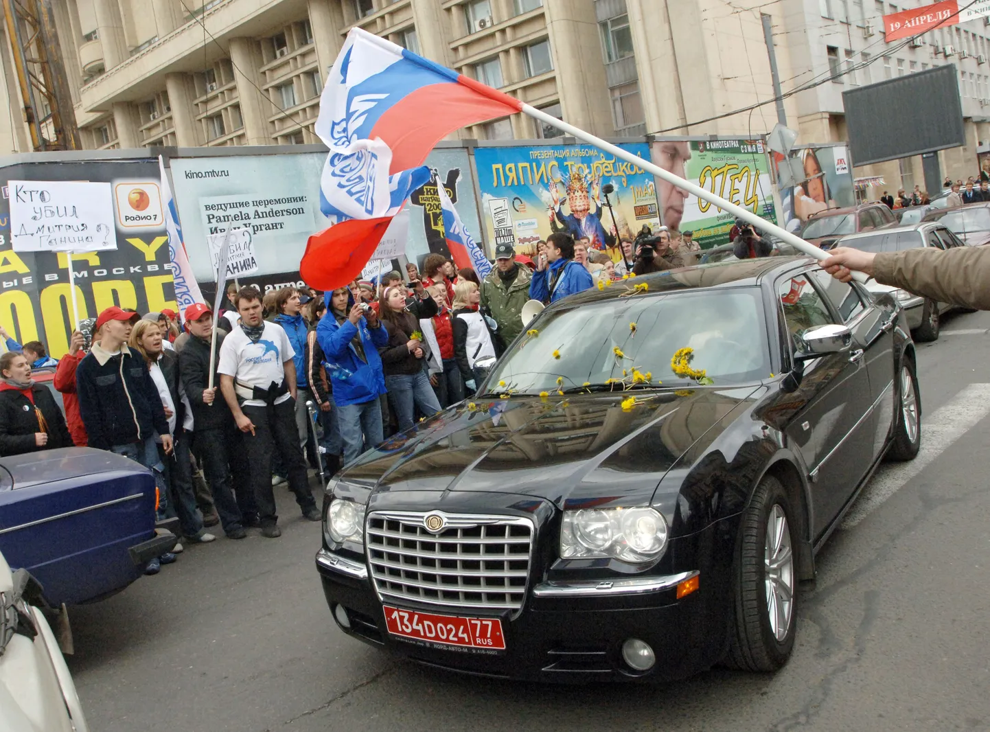 Eesti suursaadiku Marina Kaljuranna auto piiramisrõngas 2. mail 2007 Moskvas Eesti saatkonna lähistel.