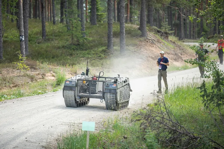 Eesti päritolu Milrem Roboticsi THeMIS oli samuti katsetel esindatud.
