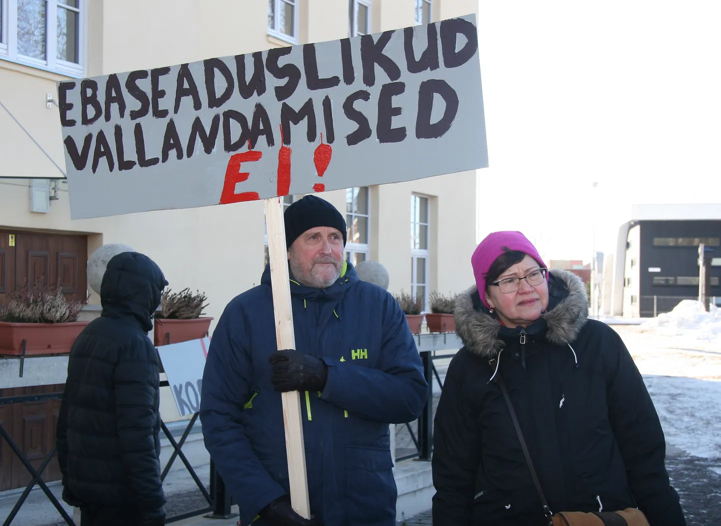 Meeleavaldus, kus protestiti ka Jõhvis toimuvate vallandamiste vastu, toimus vallamaja ees juba enne märtsis alanud töötajatest vabanemise lainet. Meeleavalduse ajaks oli näiteks juba vallandatud ka Sipsiku lasteaia juht Olga Edovald.