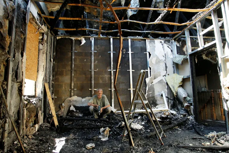 Donetski elanik eile oma mürsutabamuse saanud kodu rusudes. Foto: ALEXANDER ERMOCHENKO/REUTERS/Scanpix