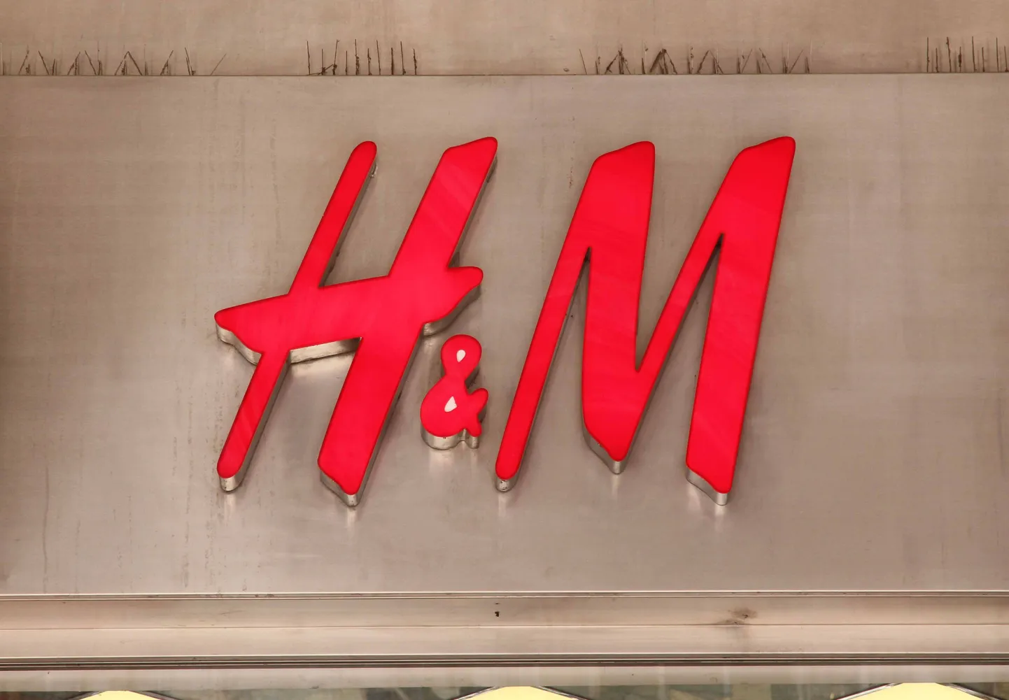 H&M logo.