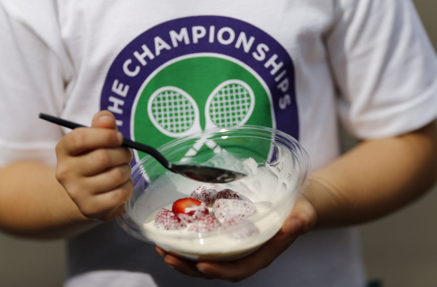 Wimbledoni suure slämmi turniiri maius: maasikad vahukoorega.