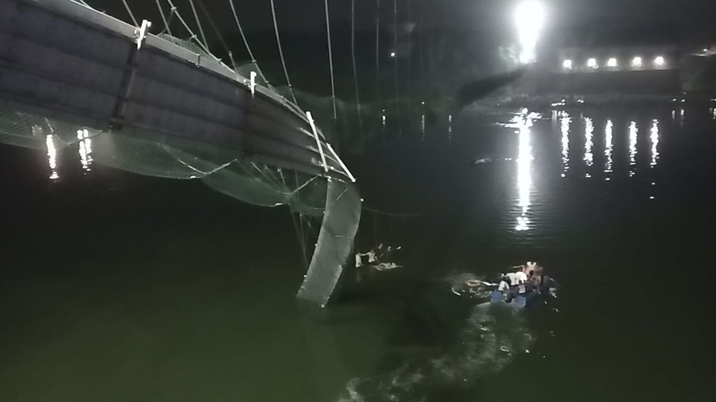 Päästjad otsivad Machchu jõest rippsilla varisemise järel vette pudenenud inimesi.