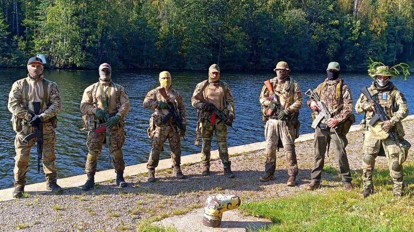 Paremäärmusliku paramilitaarse rühmituse Russitš liikmed Saimaa kanali ääres.