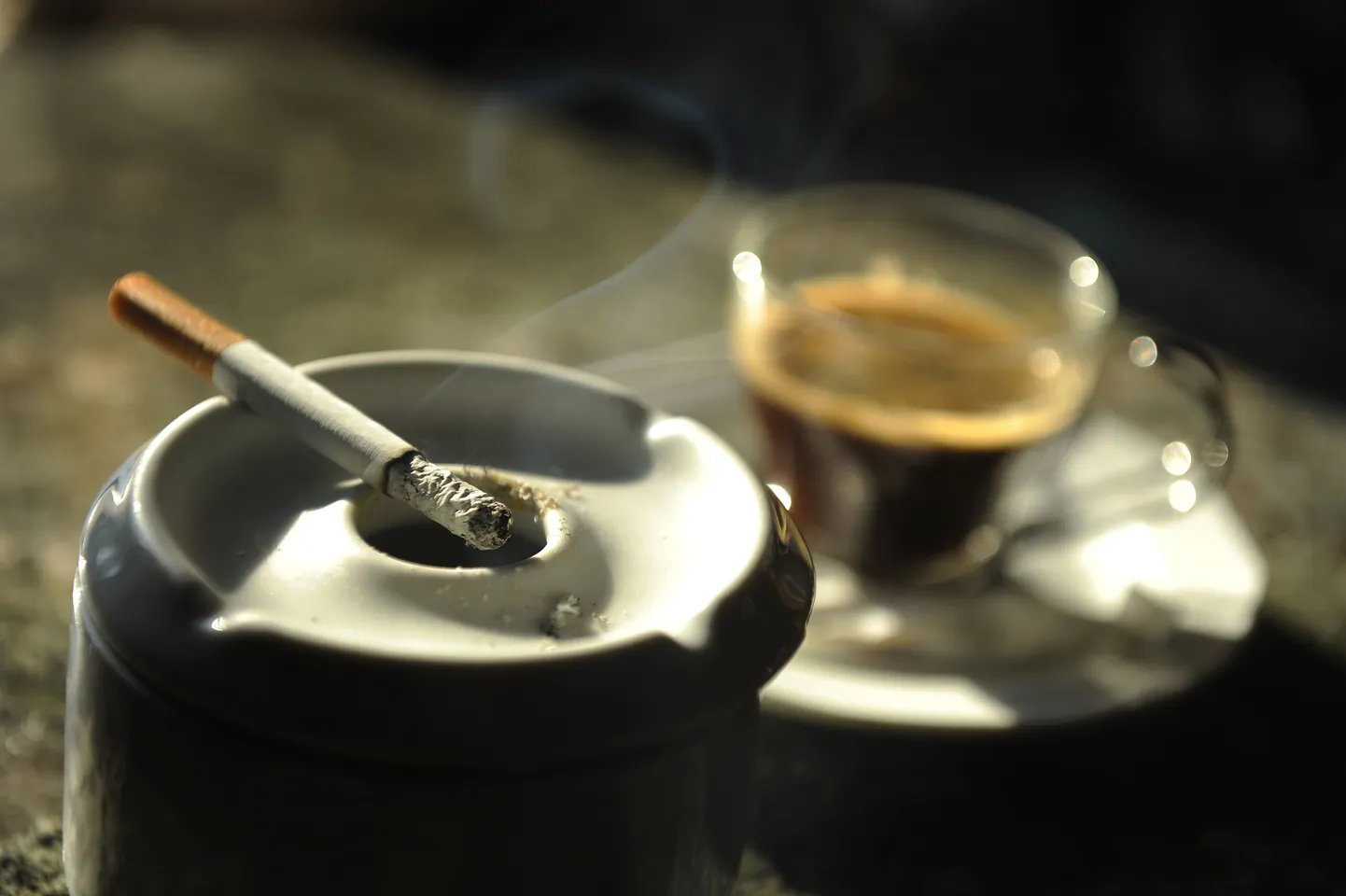 Сигарета и кофе. Иллюстративный снимок.