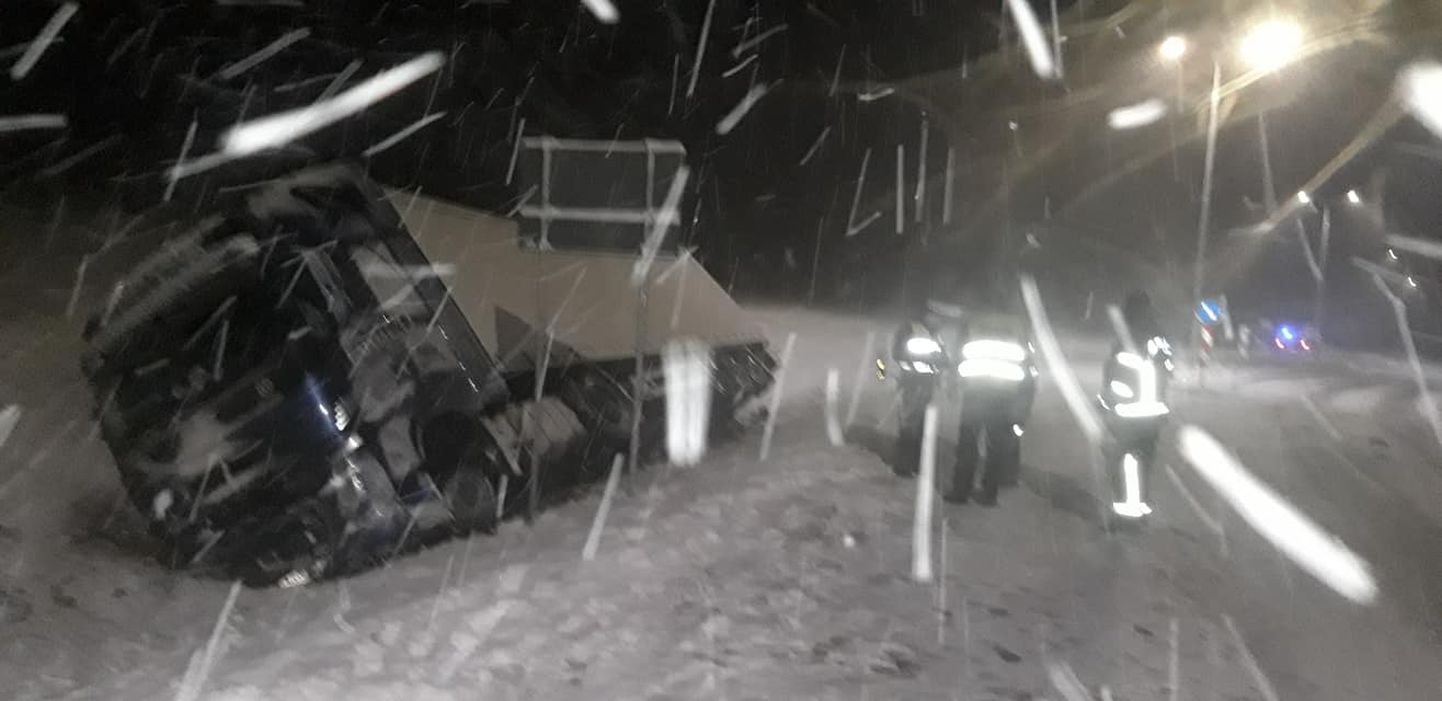 Грузовик вылетел с дороги во время снегопада.