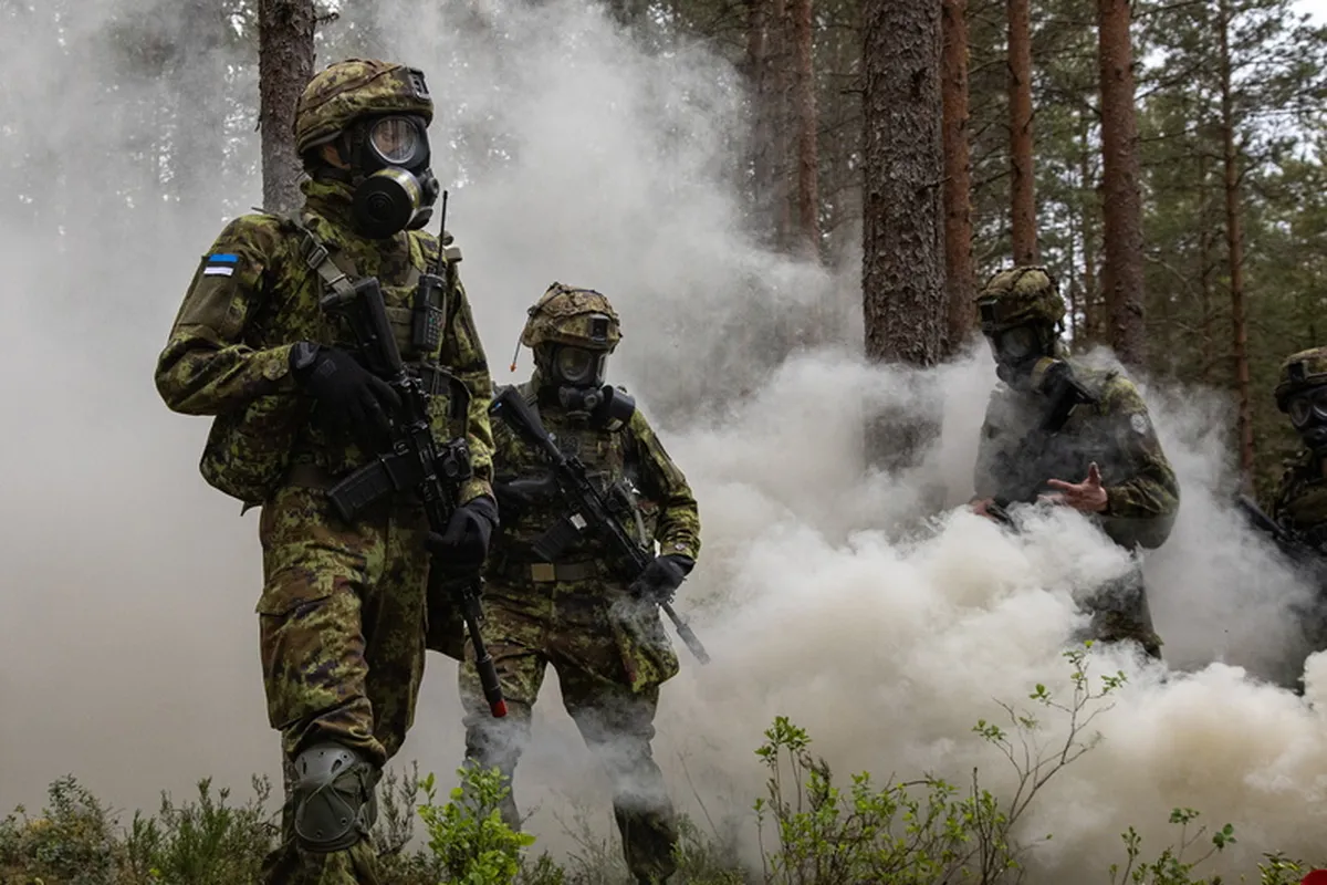 Estonian reservists are being trained to withstand chemical attacks.