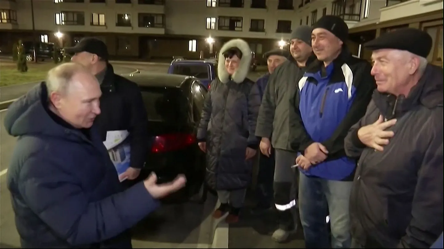 Vene president Vladimir Putin kohtub öösel Mariupolis väidetavate kohalike elanikega.