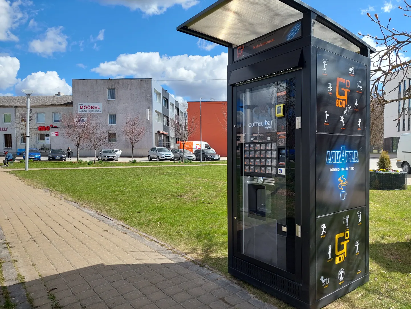 Joogiautomaat asub Jõgeva kesklinnas purskkaevu pargis.