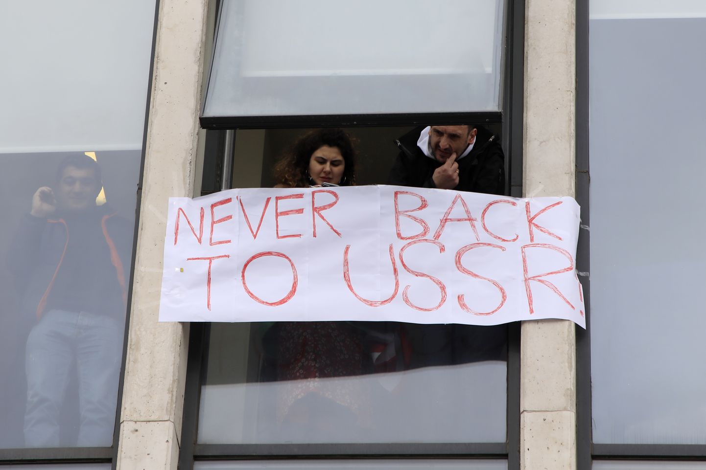 Gruusia opositsioonierakonna Ühinenud Rahvuslik Liikumine liikmed protestimas oma kontoris Thbilisis.