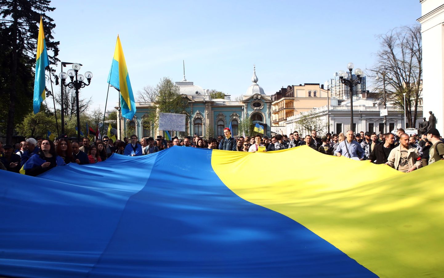 Uue keeleseaduse toetajad Ukraina parlamendi ees.