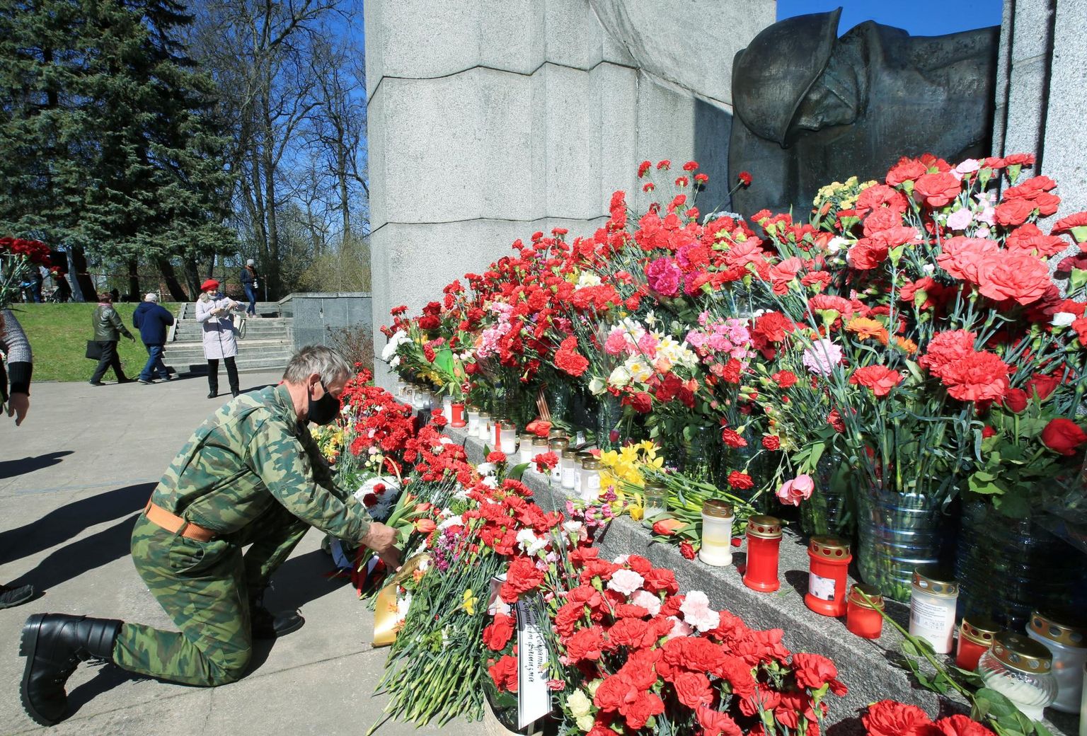 Raadile suures isamaasõjas langenute mälestusmärgi juurde toodi eile palju punaseid lilli.