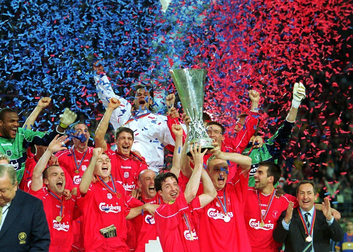 Liverpooli meeskond 2001. aastal, kui võideti UEFA karikas. Pildil Steven Gerrardi kõrval ka Danny Murphy (vasakult teine).