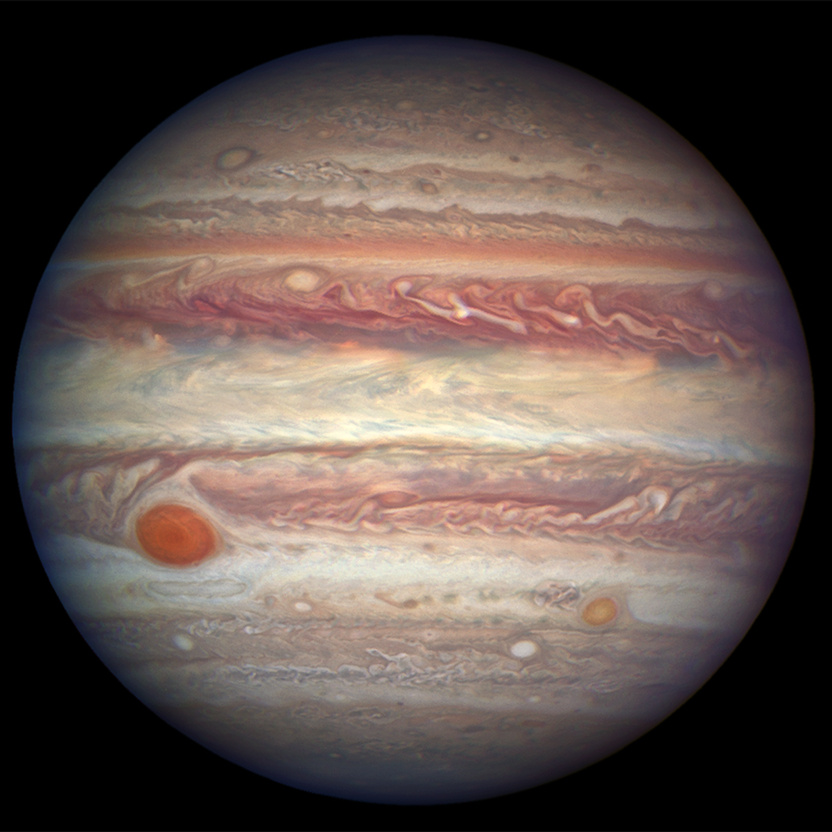 2017. aasta 3. aprillil jõudis Jupiter oma tolle aasta lähimasse positsiooni Maa suhtes. Hubble’i meeskond kasutas võimalust ära ja tegi hiigelplaneedist lähipildi, milles paistab kogu selle ilu. Meist 668 miljoni kilomeetri kaugusel asuv Jupiteri pinnal paistab nii kurrutuv atmosfäär kui ka kuulus Suur Punane Laik.