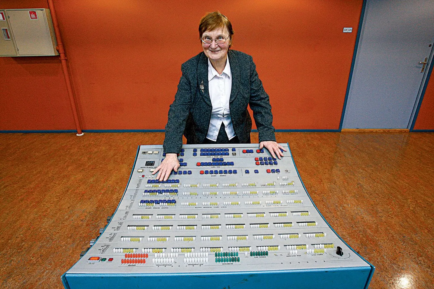 Käimasoleva rahva ja eluruumide loenduse metoodikajuht emeriitprofessor Ene-Margit Tiit näitab TÜ matemaatika- ja informaatikateaduskonna muuseumis kunagist tehnikaimet (arvuti esipaneel), millega Moskvas rahvaloenduse andmeid 
töödeldi.