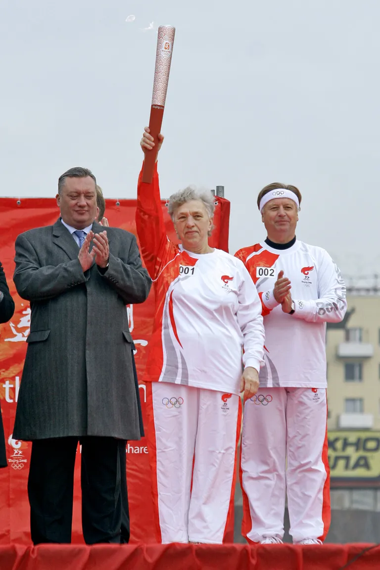Galina Zõbina (keskel) 2013. aastal Sotši olümpiamängude tõrvikut kandmas. FOTO: Scanpix