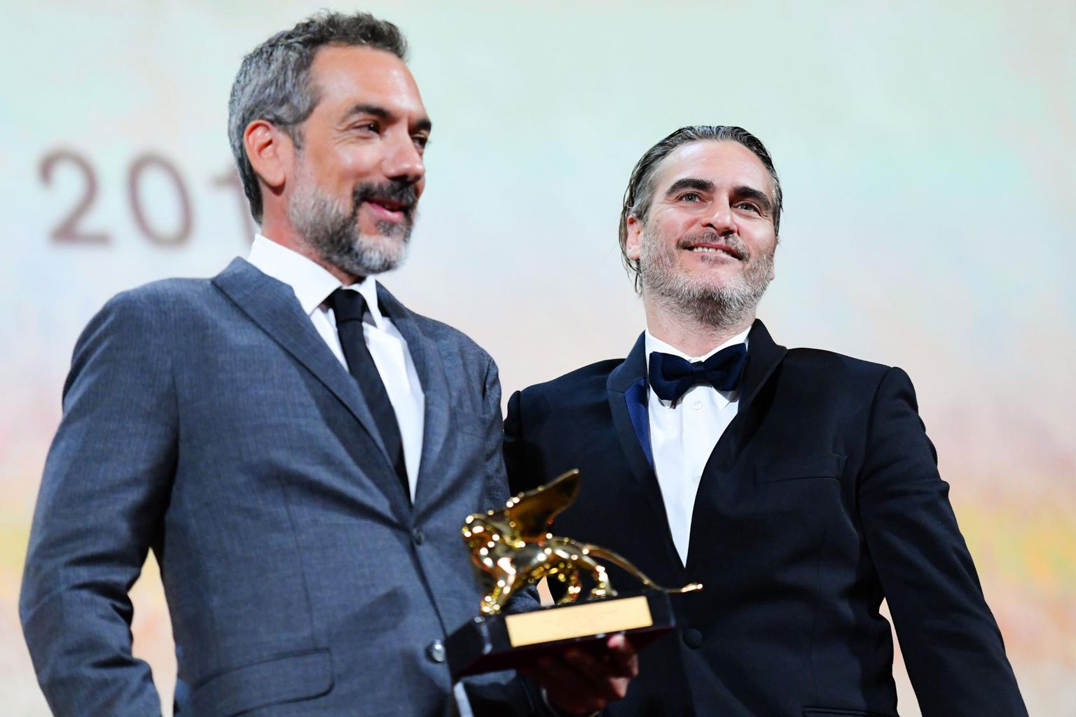 «Jokkerit»  režissöör Todd Phillips (vasakul) ja nimiosatäitja Joaquin Phoenix rõõmustavad Veneetsia filmifestivali Kuldlõvi üle.