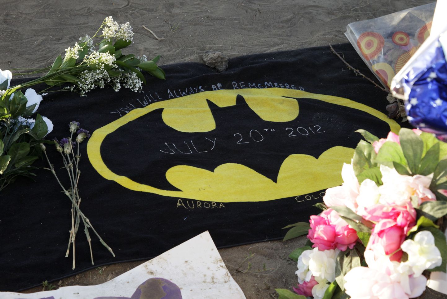 20. juuli veresauna ohvrite mälestuseks toodud lilled Batmani logo juures.
