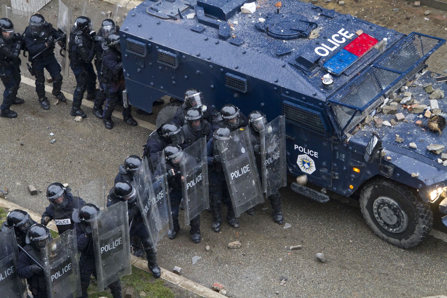 Kosovo politseinikud tänavu jaanuaris Prištinas vägivaldseks muutunud protestide ajal.