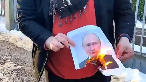 ВИДЕО ⟩ В Хельсинки у посольства РФ сожгли фото Путина. Что предпримет полиция?