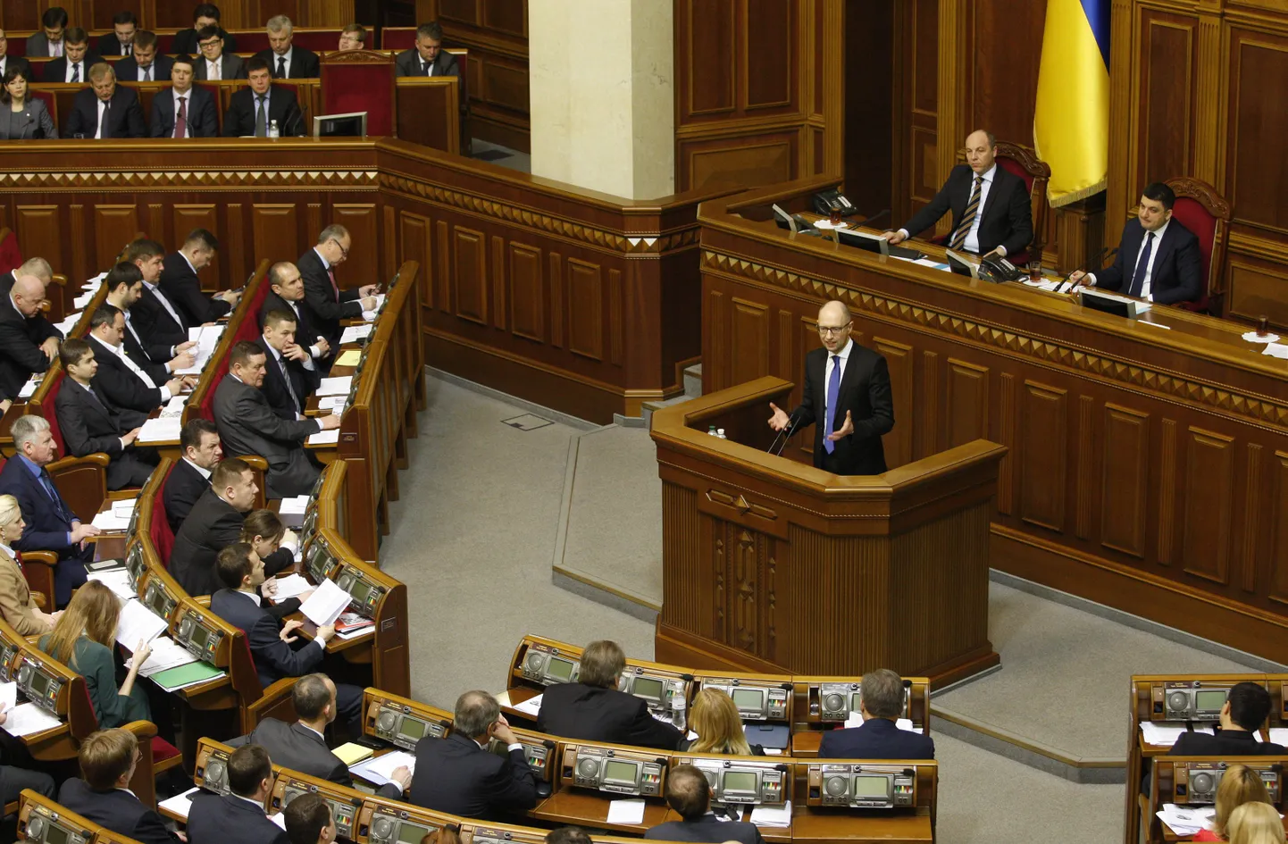 Ukraina ülemraada istungitesaali kõnepuldis on peaminister Arseni Jatsenjuk.