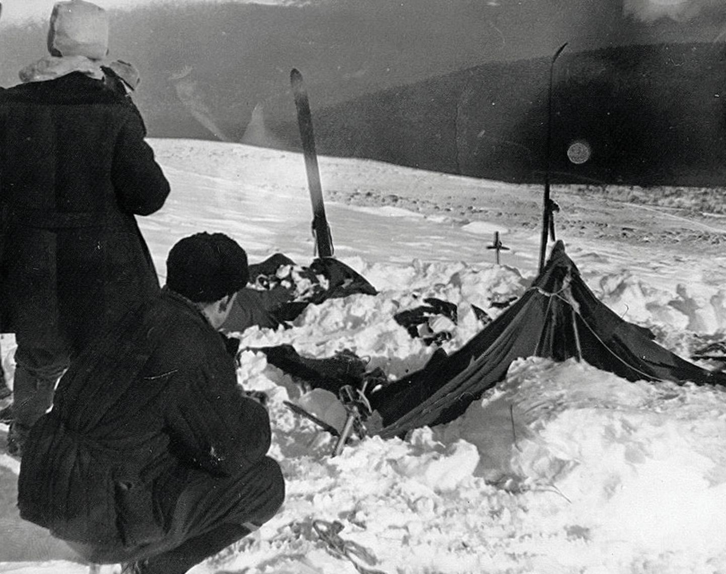 Vene päästjad 1959. aastal noorte matkajate telkla juures.