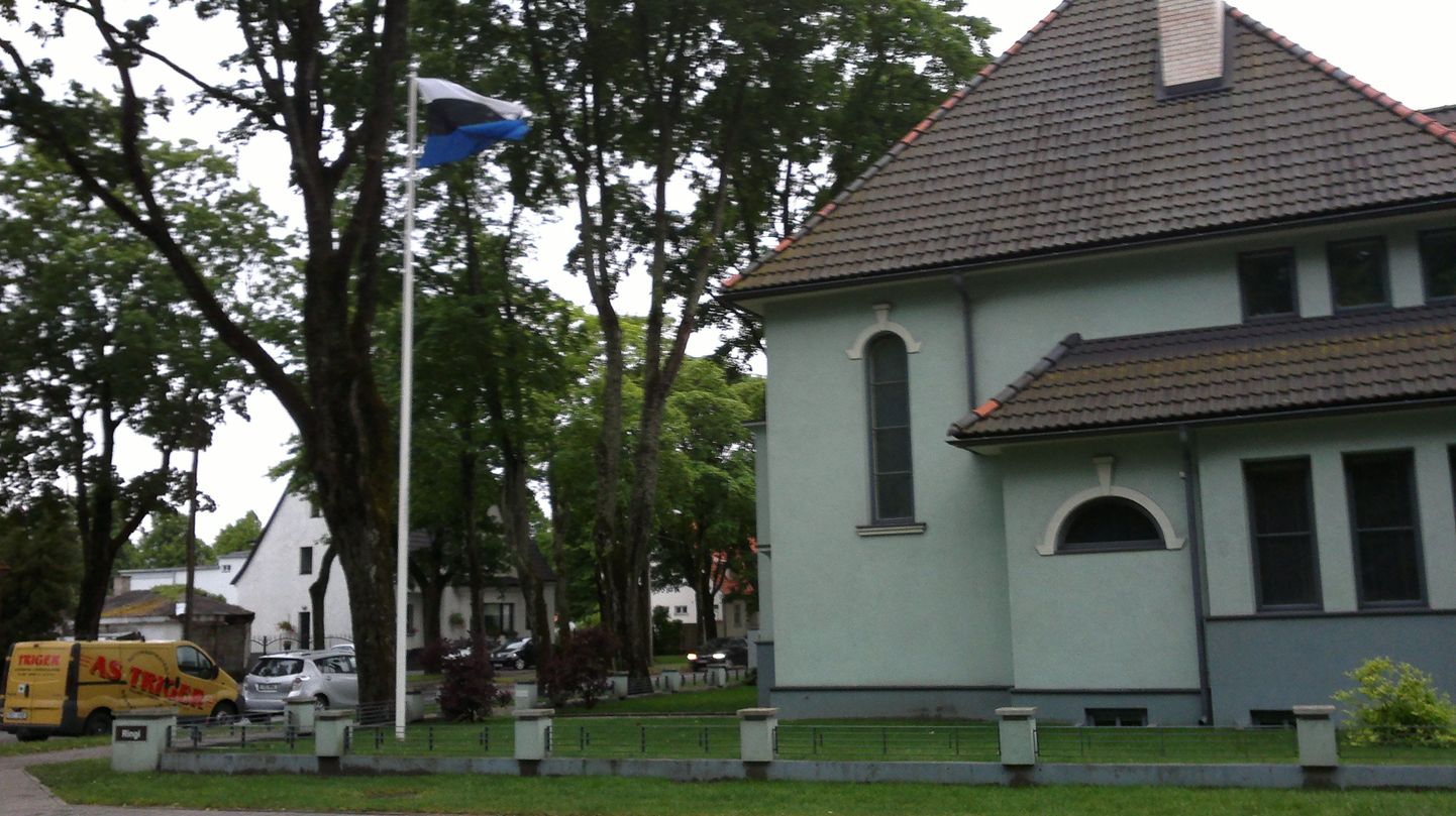 Pärnus Mere puiesteel oli Eesti lipp Võidupühal eramu hoovi tagurpidi masti tõmmatud.
