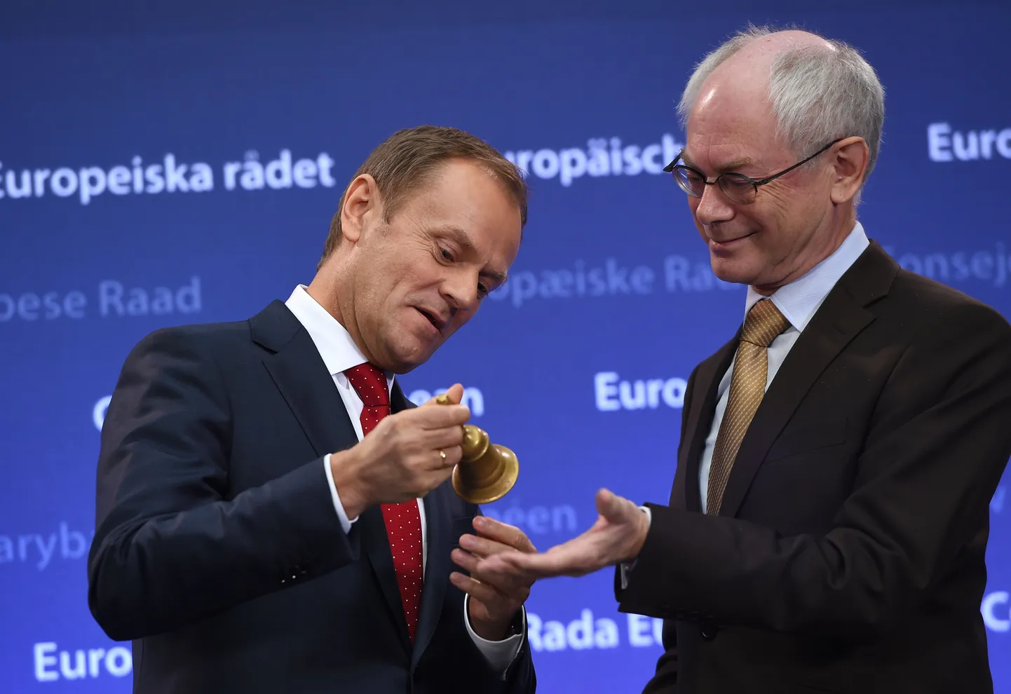 Donald Tusk sai täna Brüsselis ELi seniselt presidendilt Herman Van Rompuy'lt tseremoniaalse kellukese.