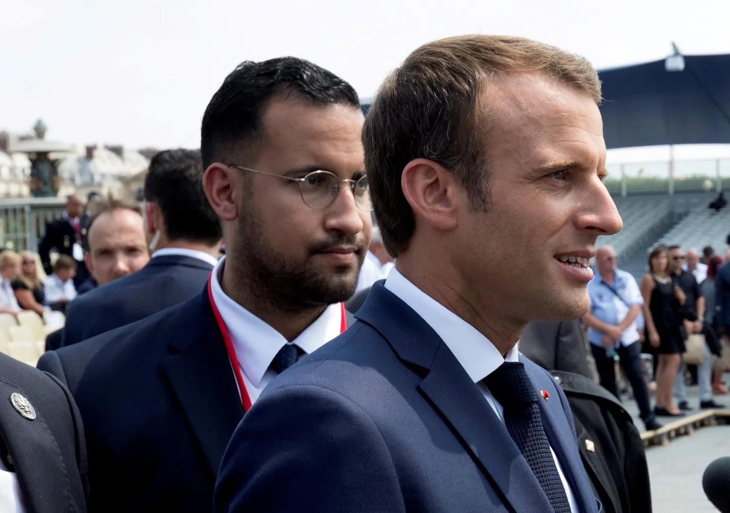 Benalla Bastille' päeval president Macroni selja taga.