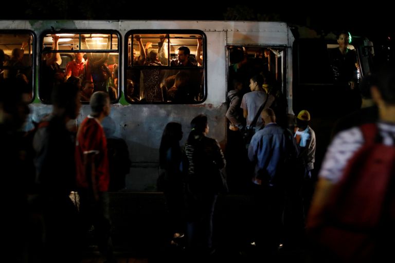 Caracase metroo lakkas elektrikatkestuse tõttu töötamast ning seetõttu pidid inimesed koju jõudma busside abil või jalgsi. 