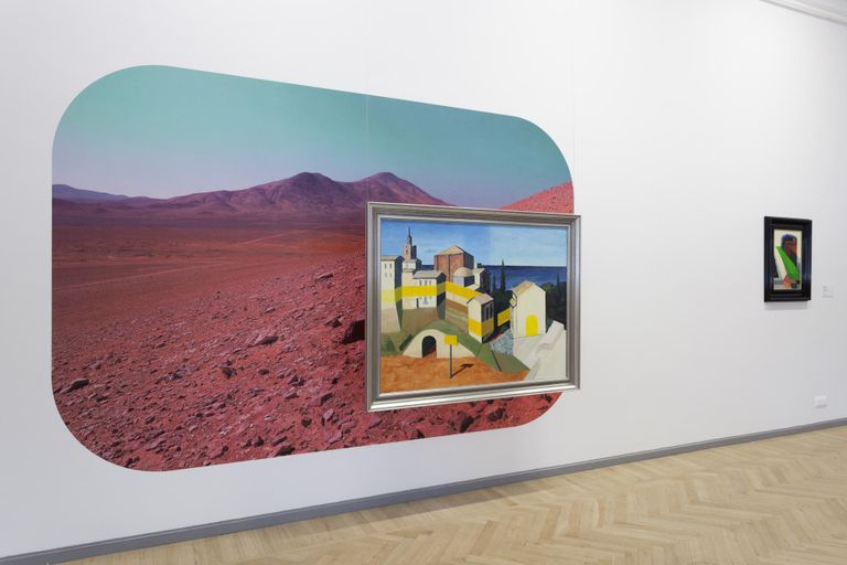 Ad Minoliti teose «Marss Atacamas» kohale on asetatud Olev Subbi maal «Kaheksas võõras linn».