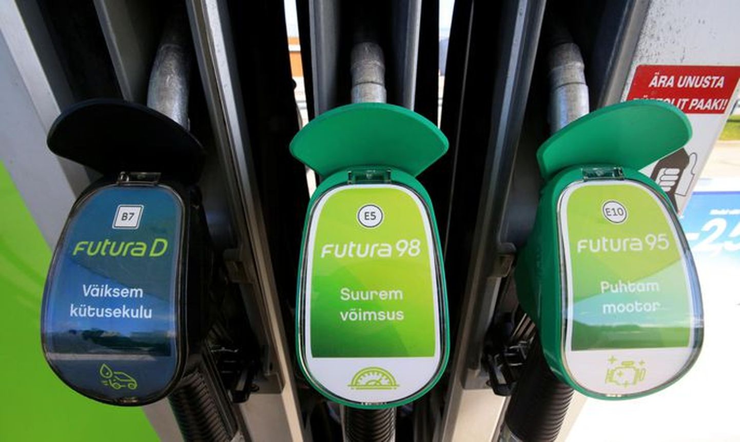 На Neste Eesti и других наших заправках все продаваемое топливо промаркировано согласно постановлению о маркированию жидкого топлива. Маркировка Е5 у 98-бензина может, но не обязана означать добавление биодобавки в топливо.