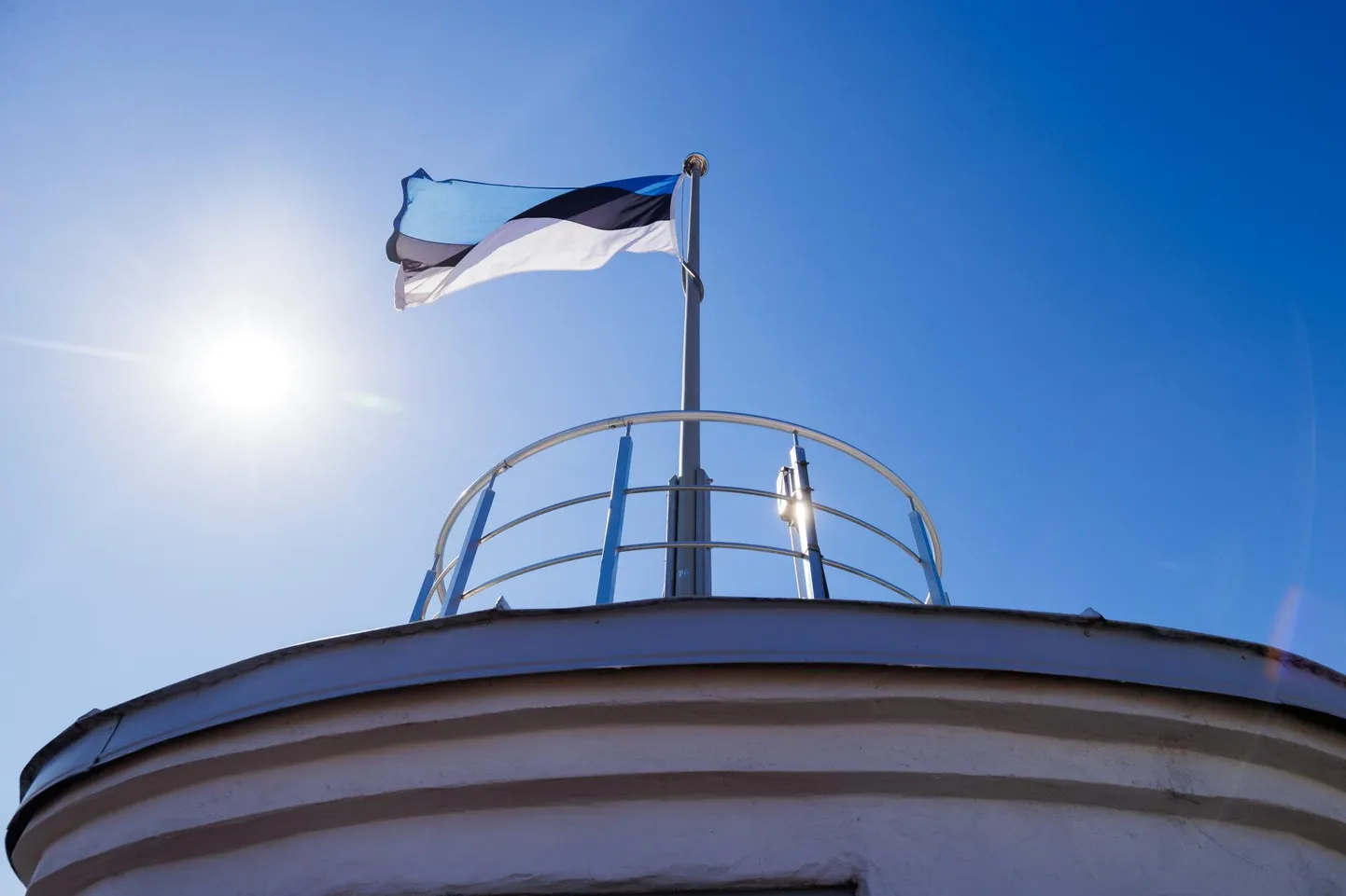 Euroopa päeval lehvib Eesti lipp nii Pika Hermanni tornis kui ka ettevõtetel ja kodudel.