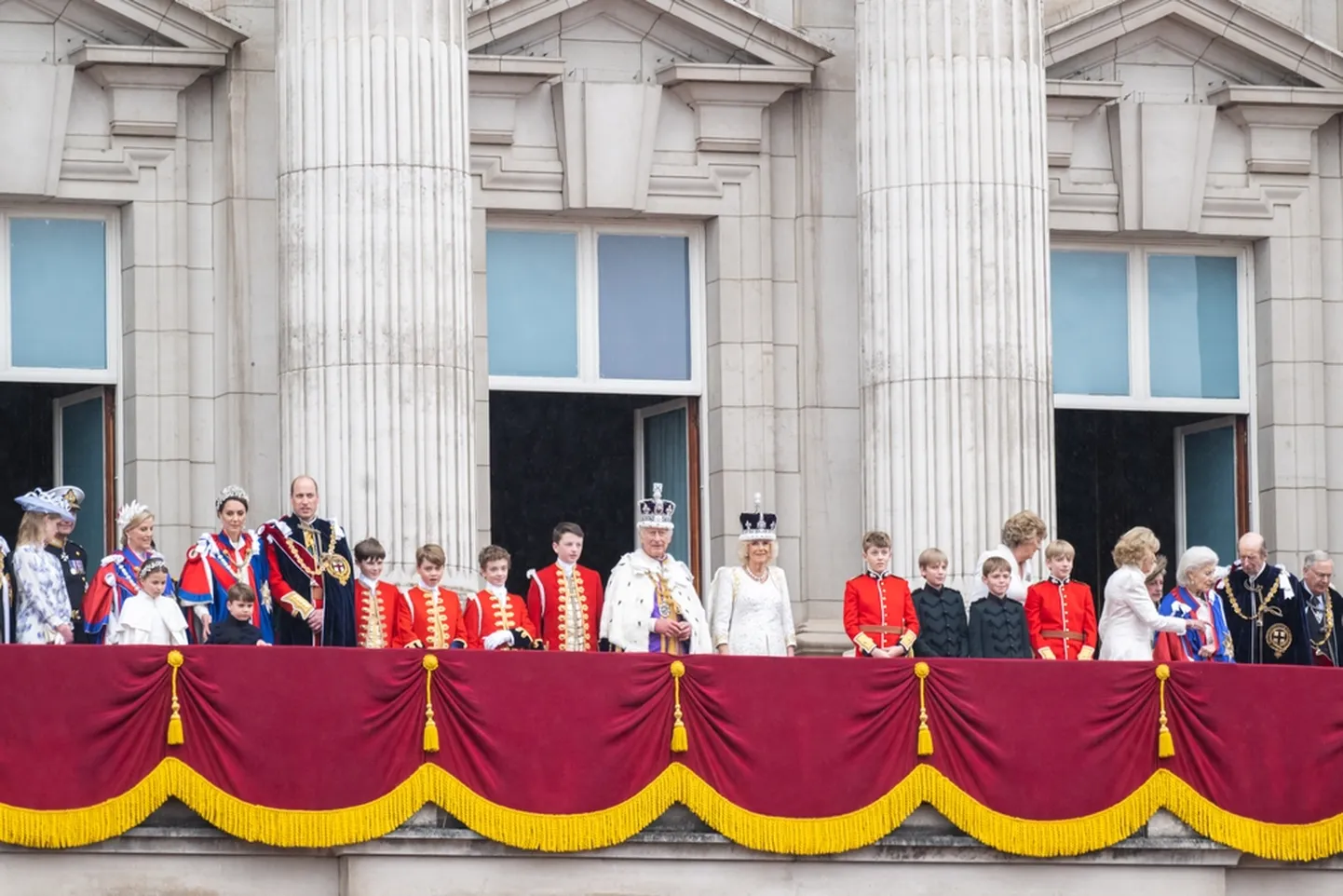 Kuninglik pere Buckinghami palee rõdul.
