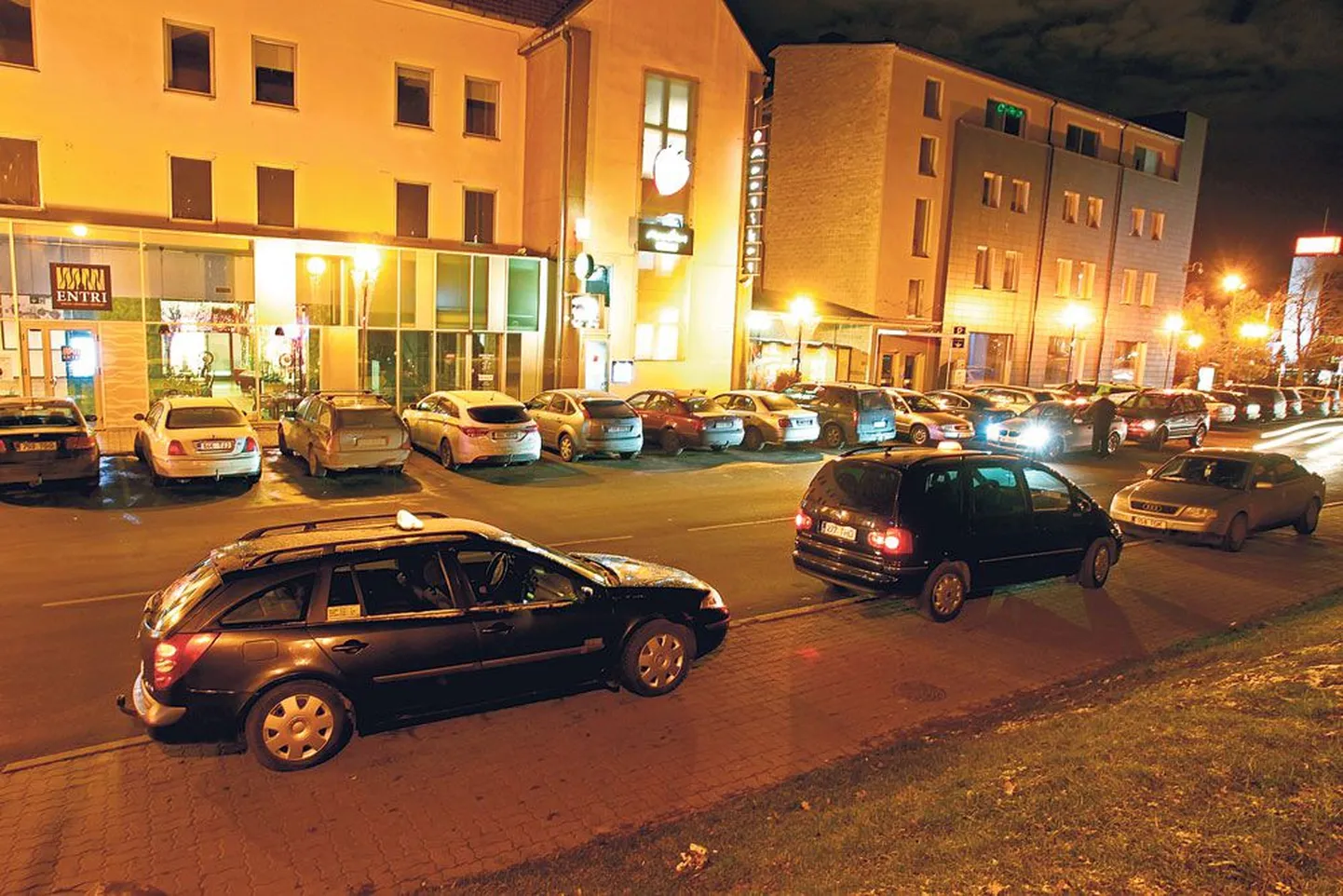 Таксисты перед ночным клубом Maasika в Тарту.