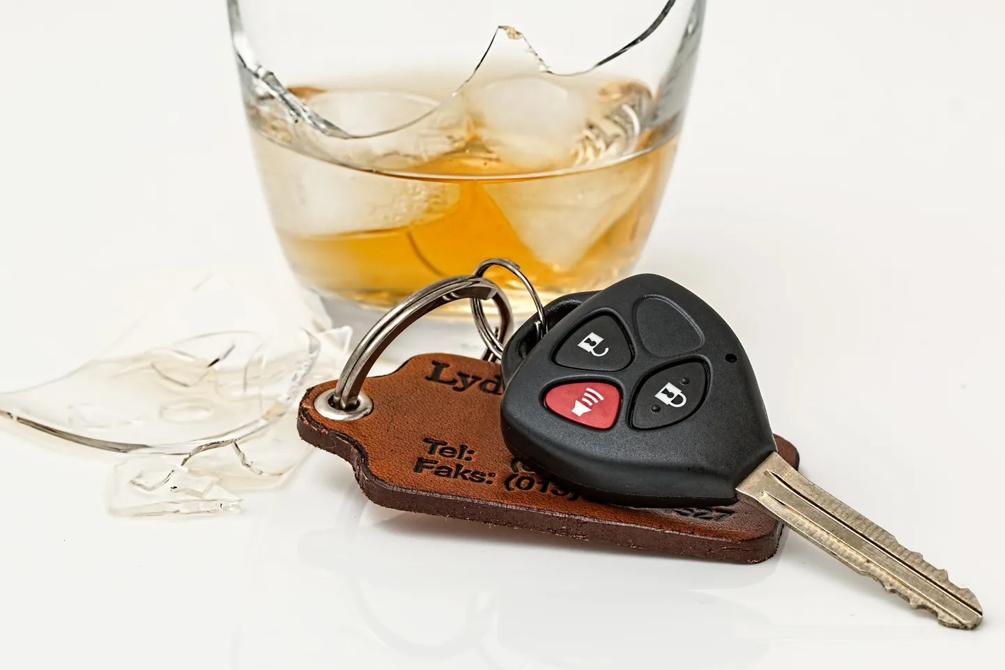 Ключи от автомобиля и алкоголь. Иллюстративное фото