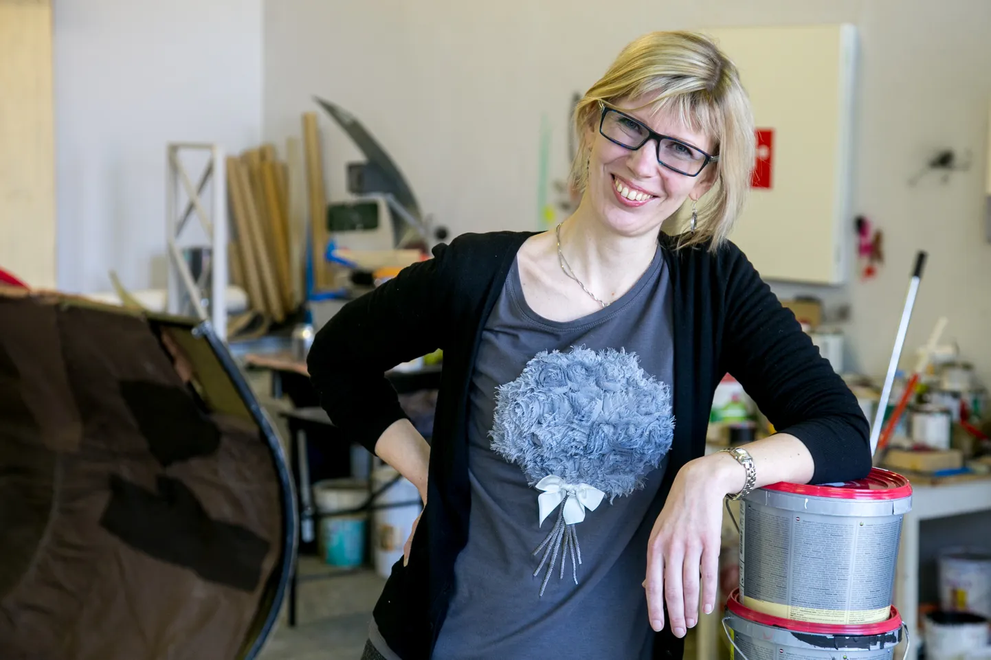 Teatrikunstnik Liina Unt räägib Pärnu muuseumis teatrinukkude valmistamisest.