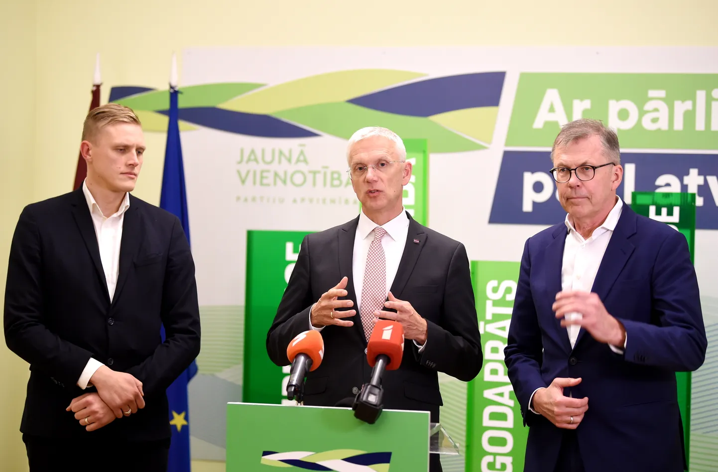 14. Saeimas deputāti Jānis Dombrava (no kreisās), Krišjānis Kariņš un partijas "Apvienotais saraksts" Ministru prezidenta amata kandidāts Uldis Pīlēns piedalās preses konferencē pēc tikšanās, kurā pārrunāja valdības darbības modeli