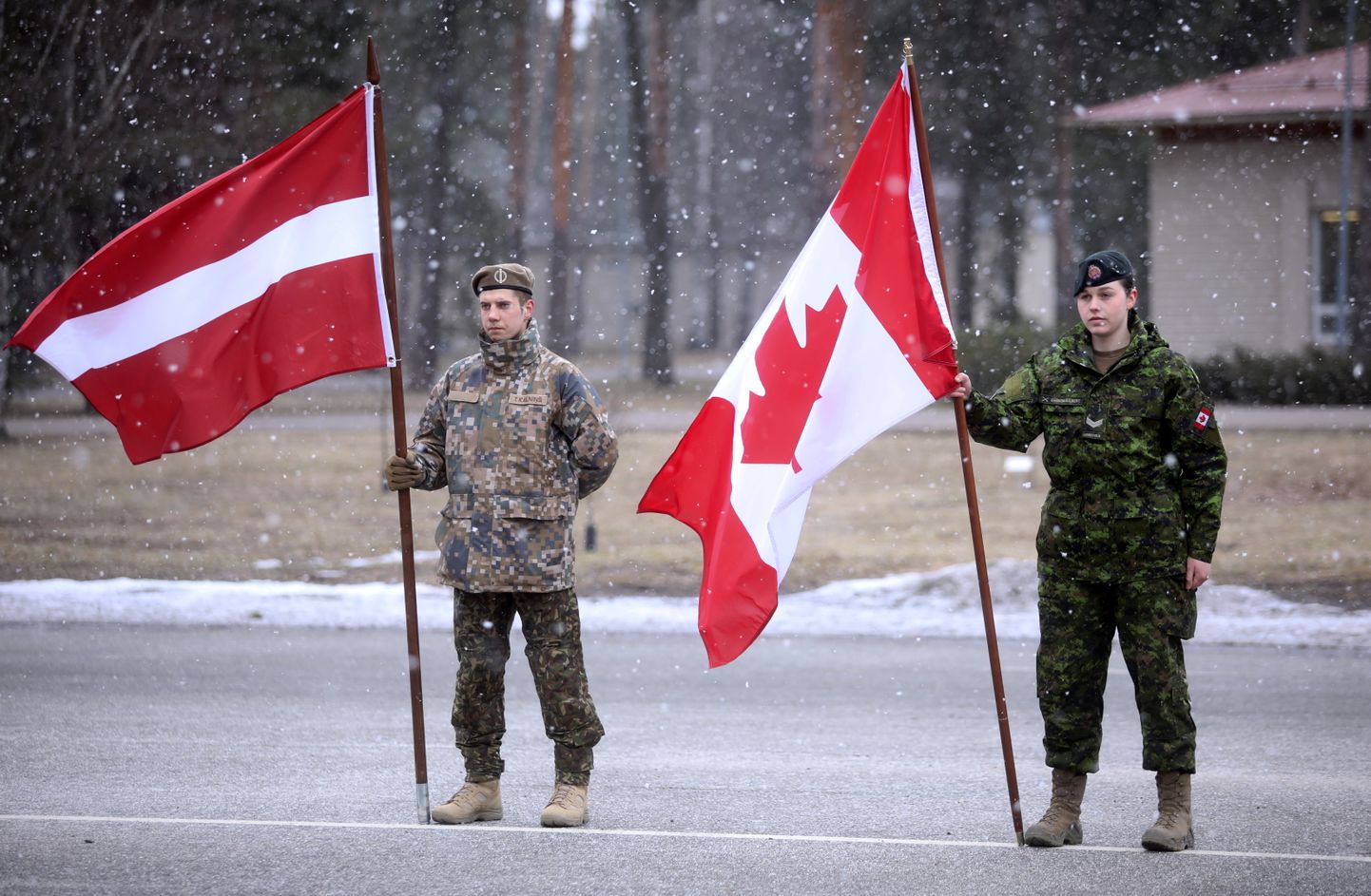 NATO ģenerālsekretāra, Spānijas un Kanādas premjeru sagaidīšanas ceremonija Ādažu militārajā bāzē.