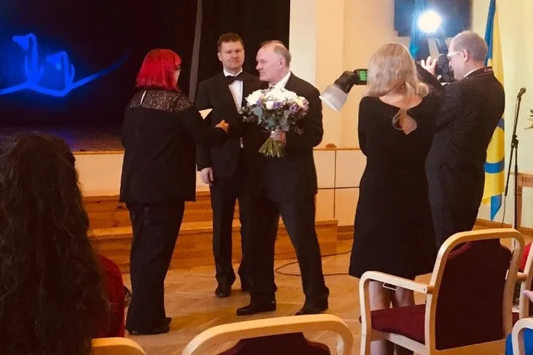 Võru vallavanem Kalmer Puusepp (keskel) ja volikogu esimees Aare Hollo annavad valla aukodaniku tiitli üle Silja Otsarile.
