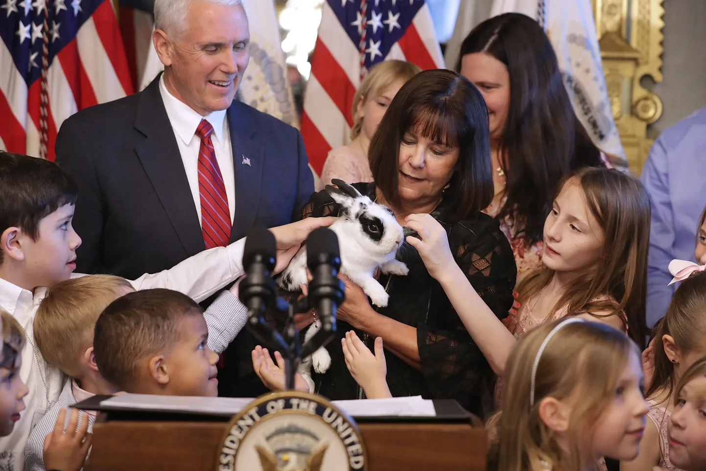 Mike ja Karen Pence oma küüliku Marloniga.