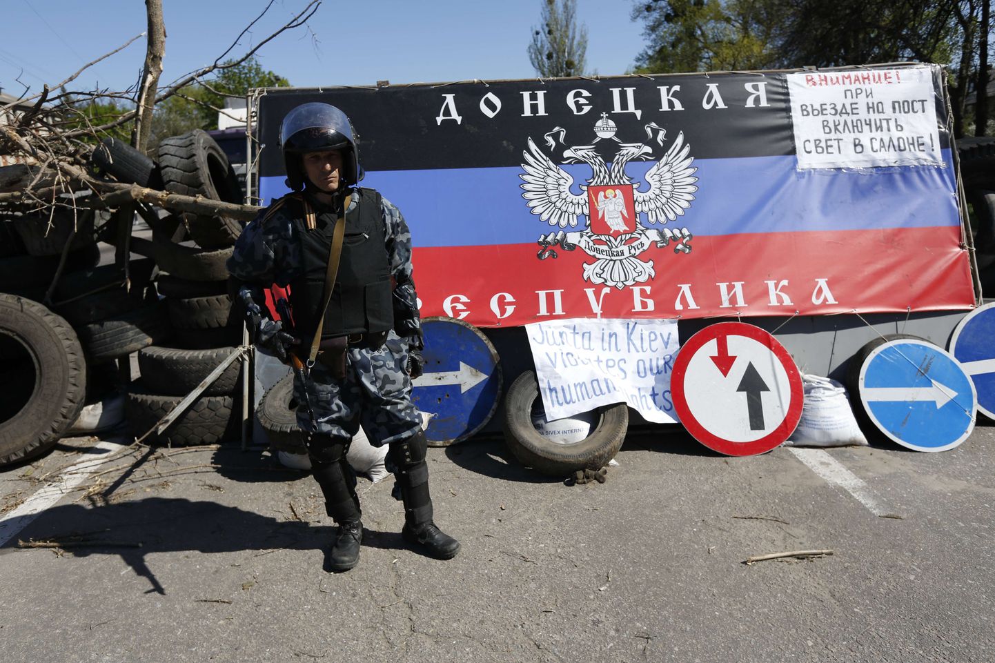 Venemeelsed separatistid 26.aprillil Slovjanskis. Taga olematu riigi ehk Donetski rahvavabariigi lipp.
