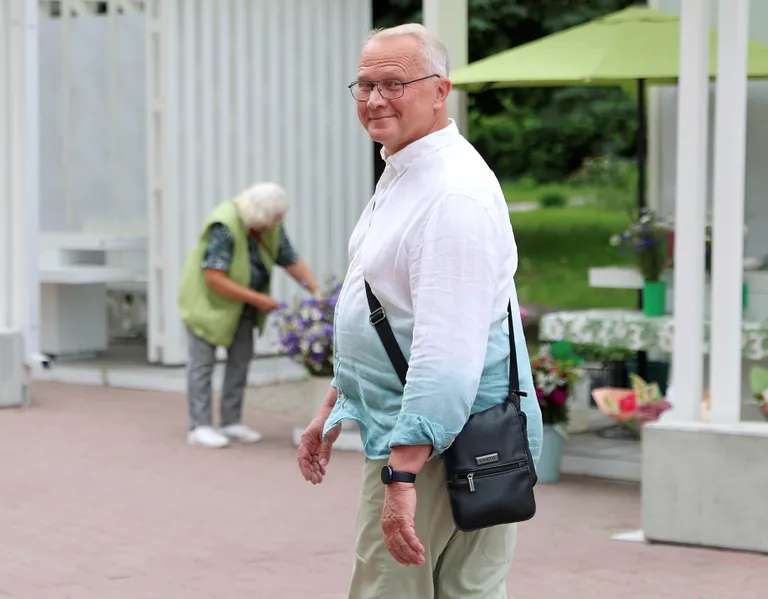 Jaak Aru taustal toimetavad lillemüüjad, tuletades meelde, et elu ilu on väikestes asjades. Inimesel tuleb leida rahu ja tasakaal ning siis, vanusest sõltumata, näib elu alati elamisväärt, on Jaak Aru veendunud.
