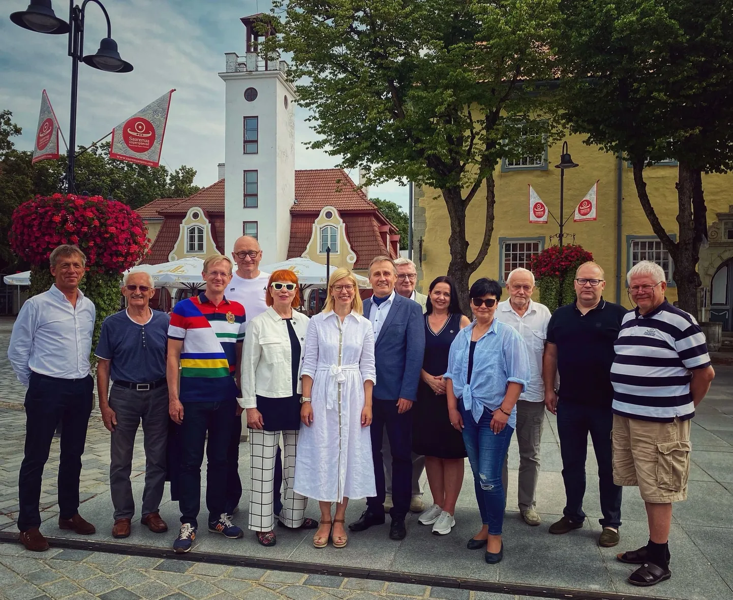 Kultuuriministeeriumi avaldatud fotol on (vasakult) Margus Allikmaa, Märt Kubo, Tiit Terik, Jaak Aaviksoo, Signe Kivi, Piret Hartman, Tõnis Lukas, Raivo Palmaru, Anneli Ott, Laine Randjärv, Jaak Allik, Urmas Paet ja Rein Lang.
