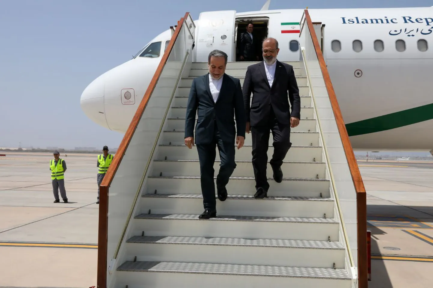 Iraani välisminister Abbas Araghchi (vasakul) saabumas 11. mail Omaani tuumakõnelustele USga.