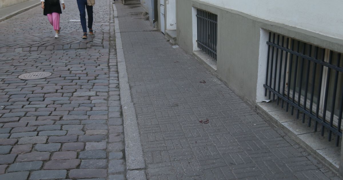 Leedu saatkonna ees pussitati meest