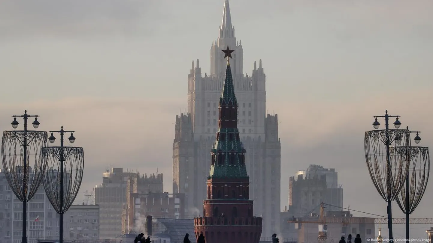 Башня Кремля на фоне здания МИД РФ
